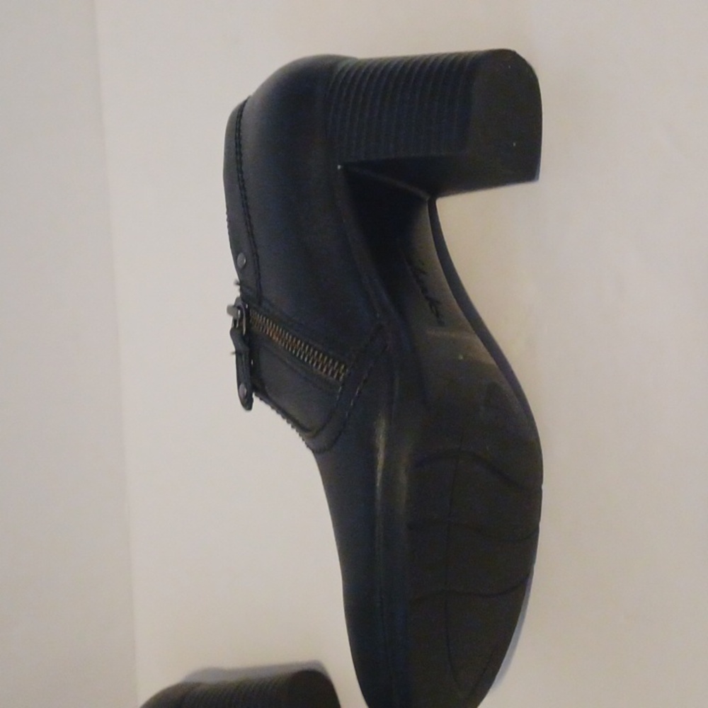 Clarks Shooties Genuine Black Leather Sz9M. 2 Inch Heel. Side Zipper. Cute! EUC! - Picture 3 of 9
